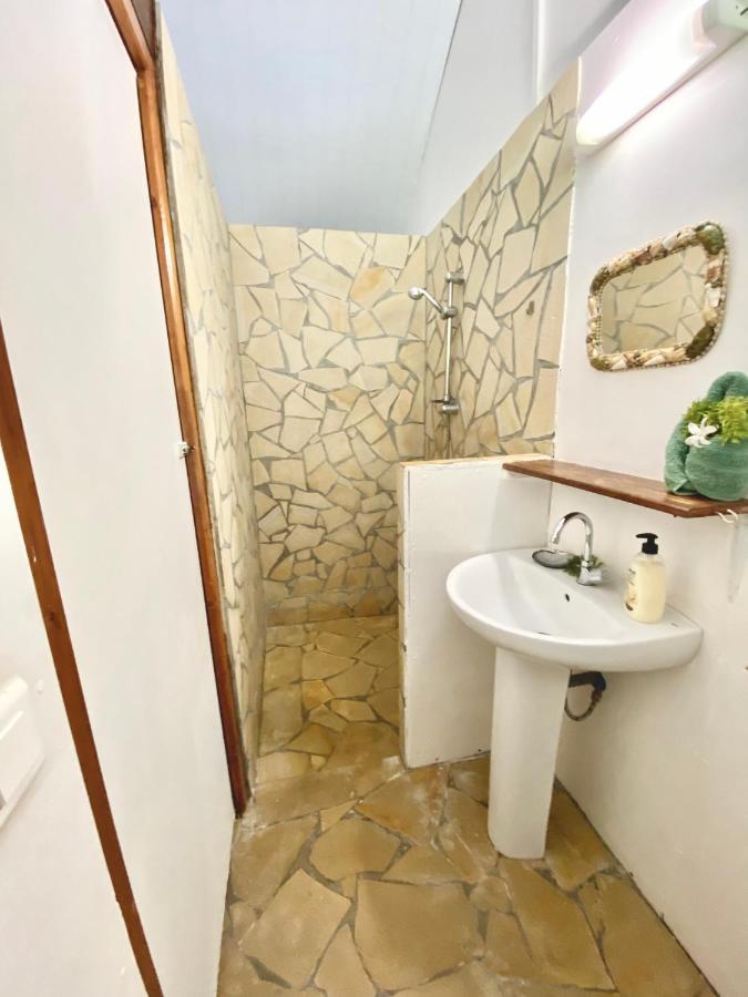 Poe Guesthouse Rangiroa Bagian luar foto